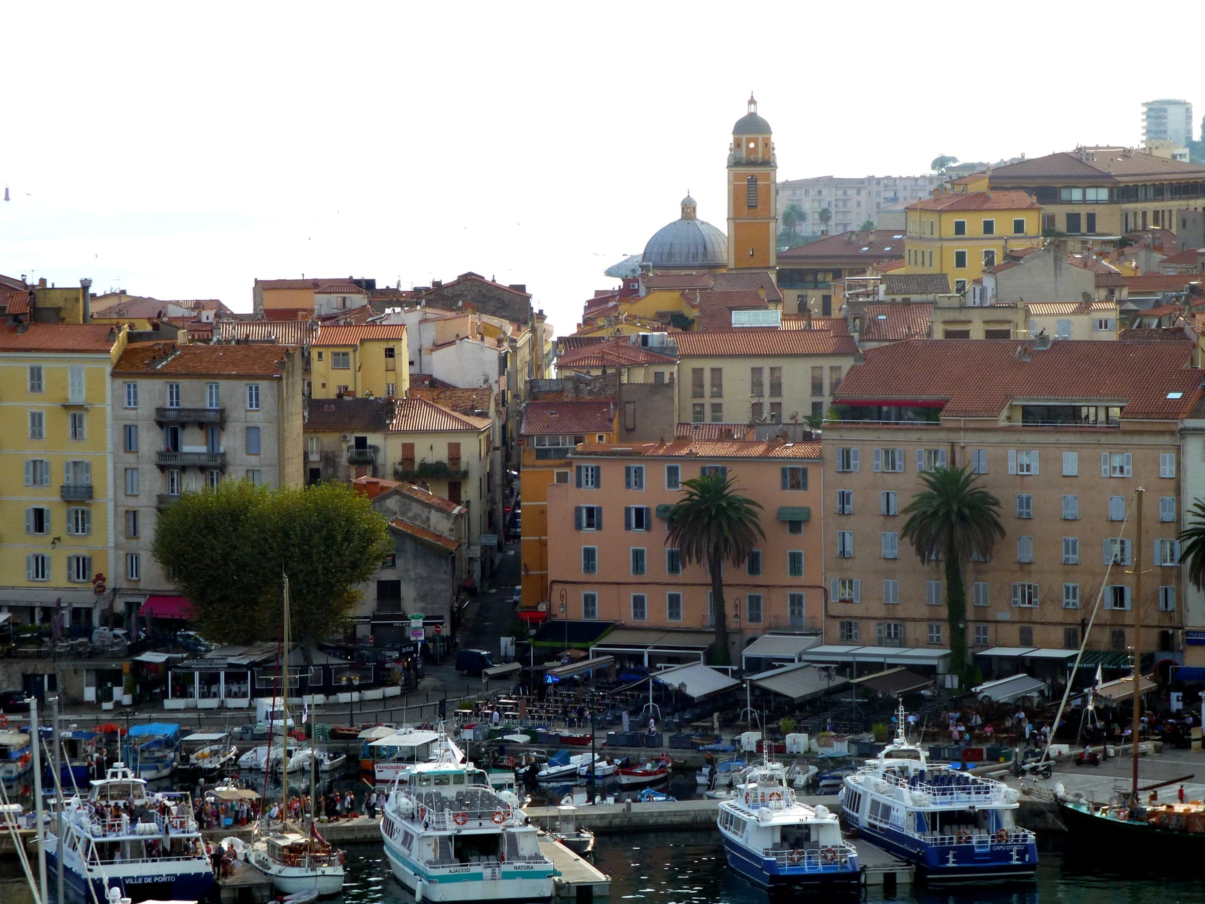 Le port d'Ajaccio, ses bateaux et la vieille ville avec le dôme de la cathédrale
