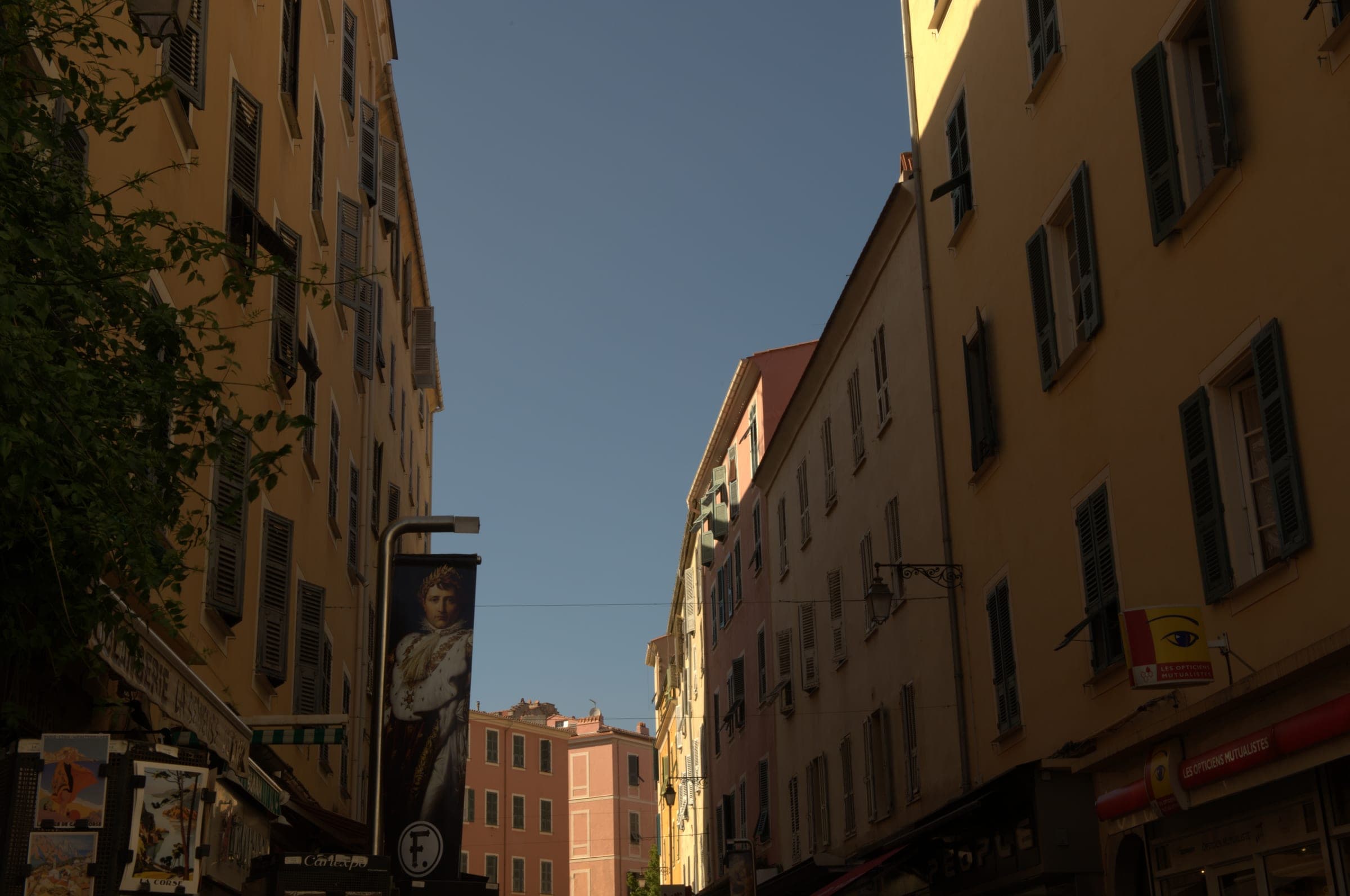 La rue Cardinal-Fesch dans la vieille ville d'Ajaccio, façades ocre baignées de lumière